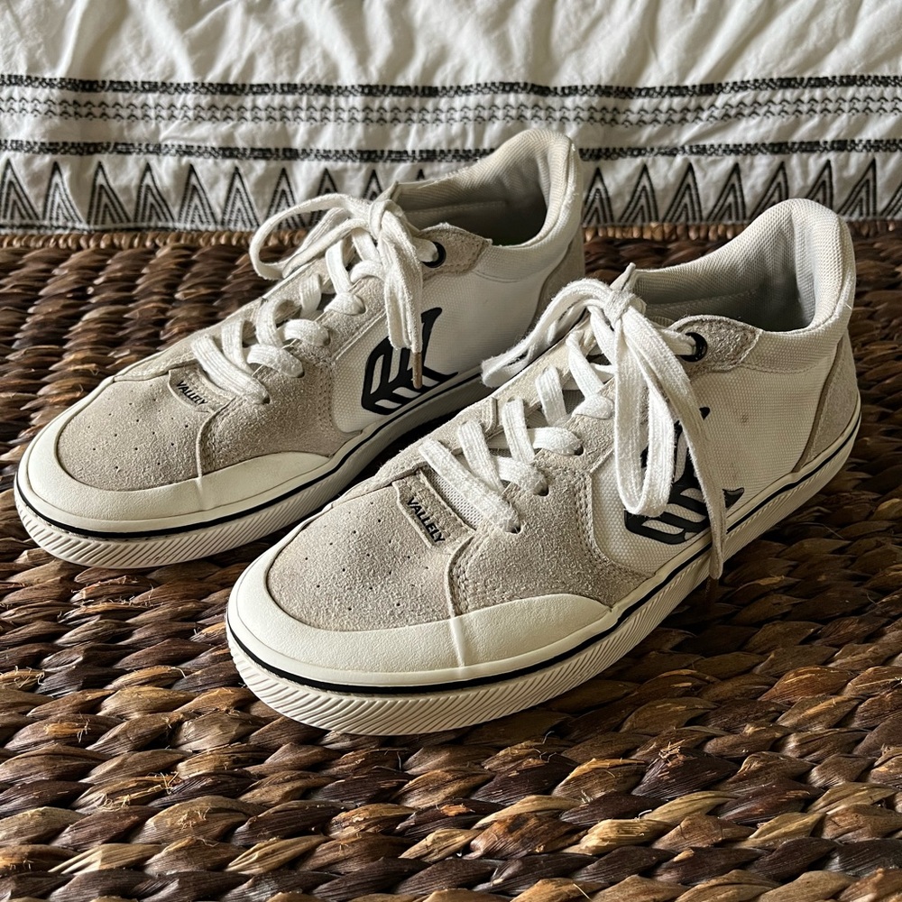 Cariuma Vallely Men's Size 8.5 White Beige Skate Shoes Lace Up Sneakers Suede